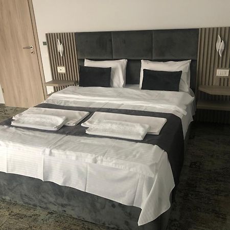 Sub Cetate Hotel Rîşnov Luaran gambar