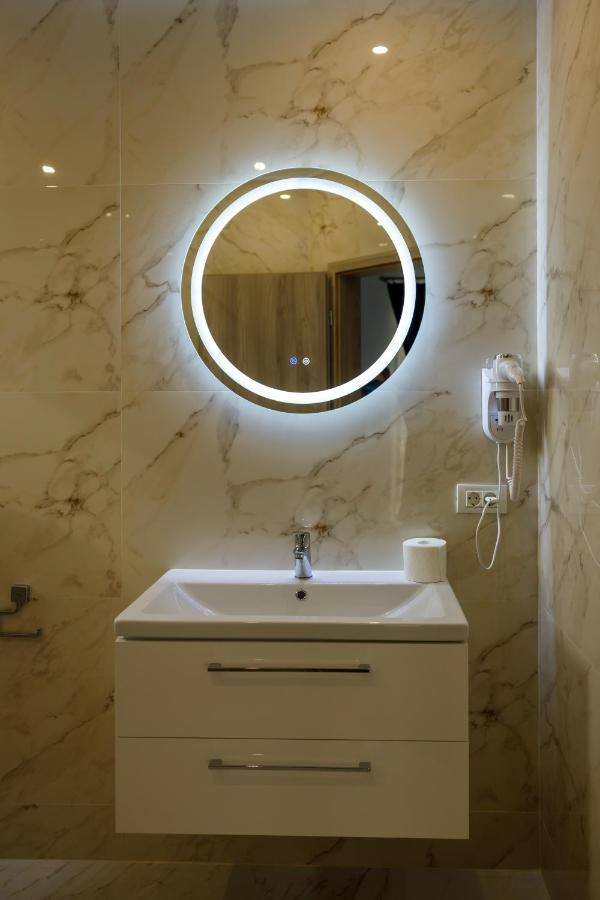 Sub Cetate Hotel Rîşnov Luaran gambar