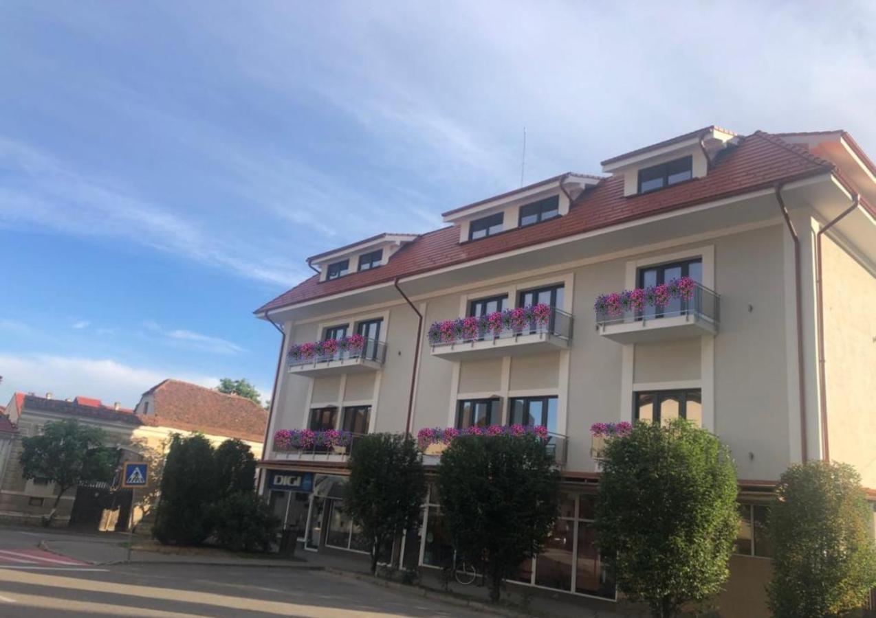 Sub Cetate Hotel Rîşnov Luaran gambar