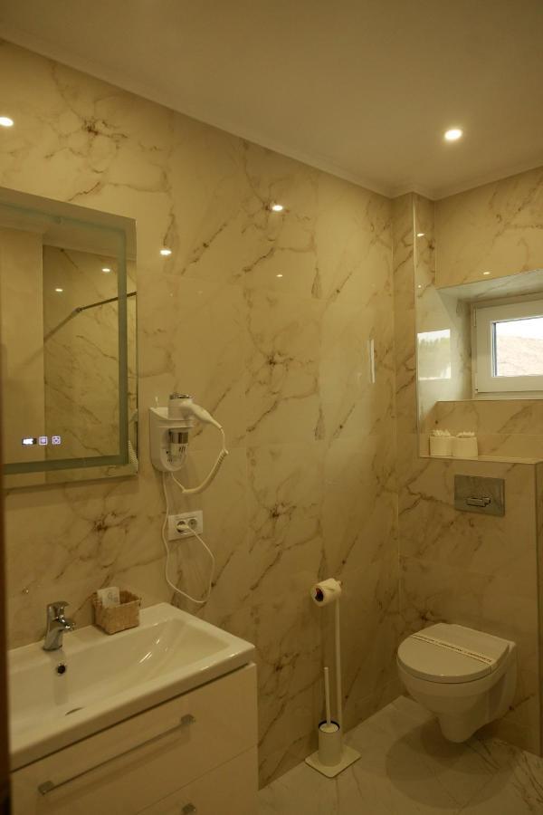 Sub Cetate Hotel Rîşnov Luaran gambar