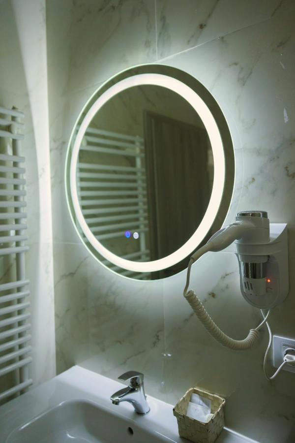 Sub Cetate Hotel Rîşnov Luaran gambar
