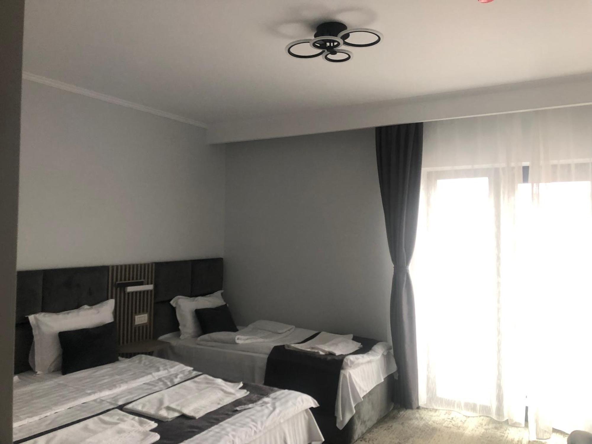 Sub Cetate Hotel Rîşnov Luaran gambar