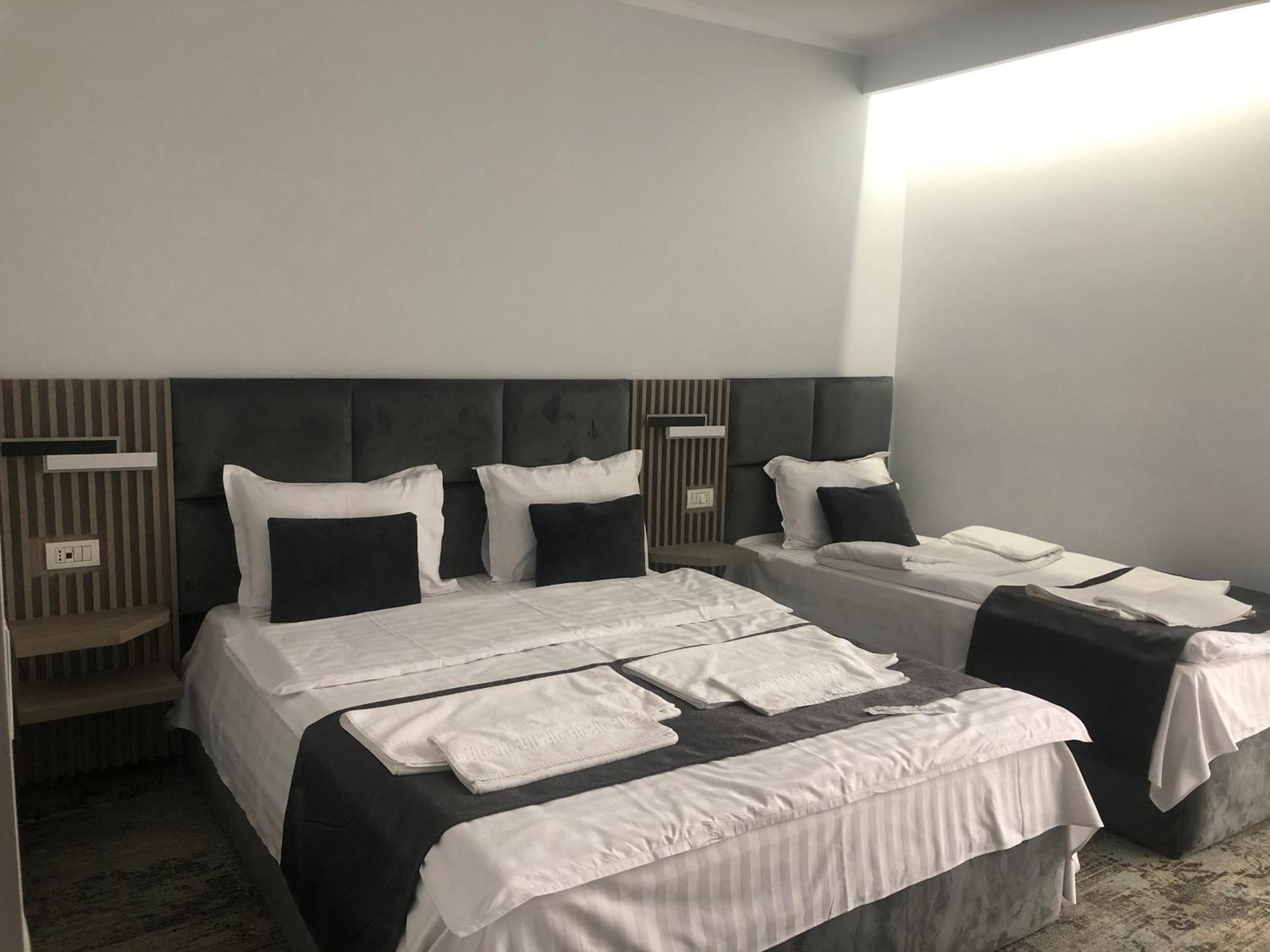 Sub Cetate Hotel Rîşnov Luaran gambar