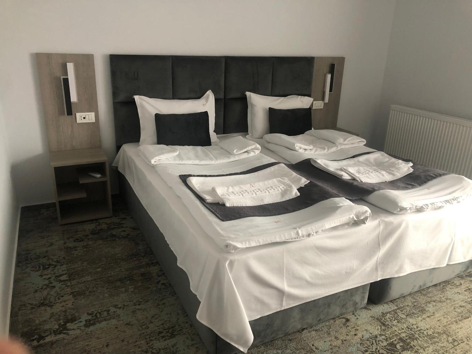 Sub Cetate Hotel Rîşnov Luaran gambar