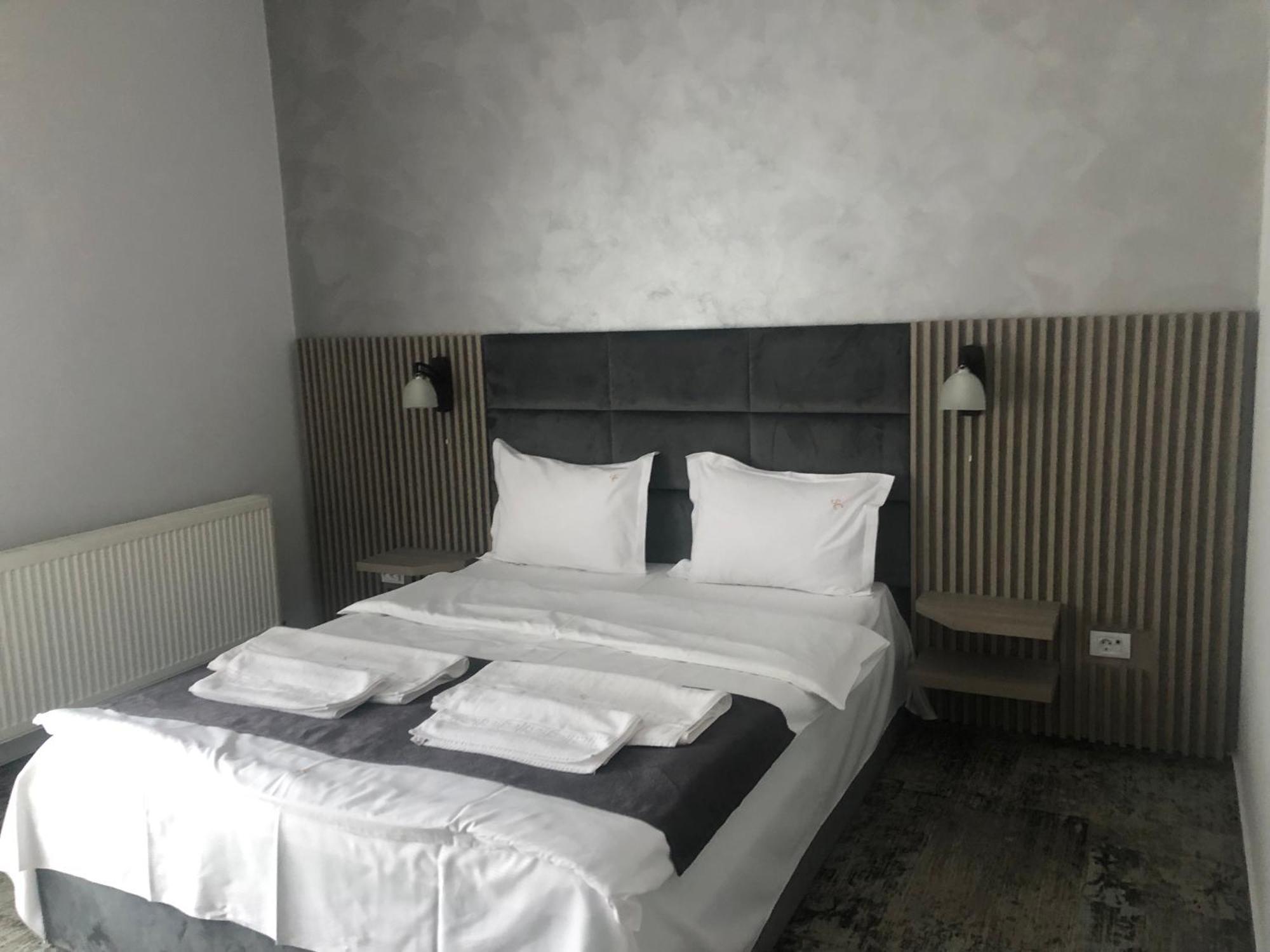 Sub Cetate Hotel Rîşnov Luaran gambar