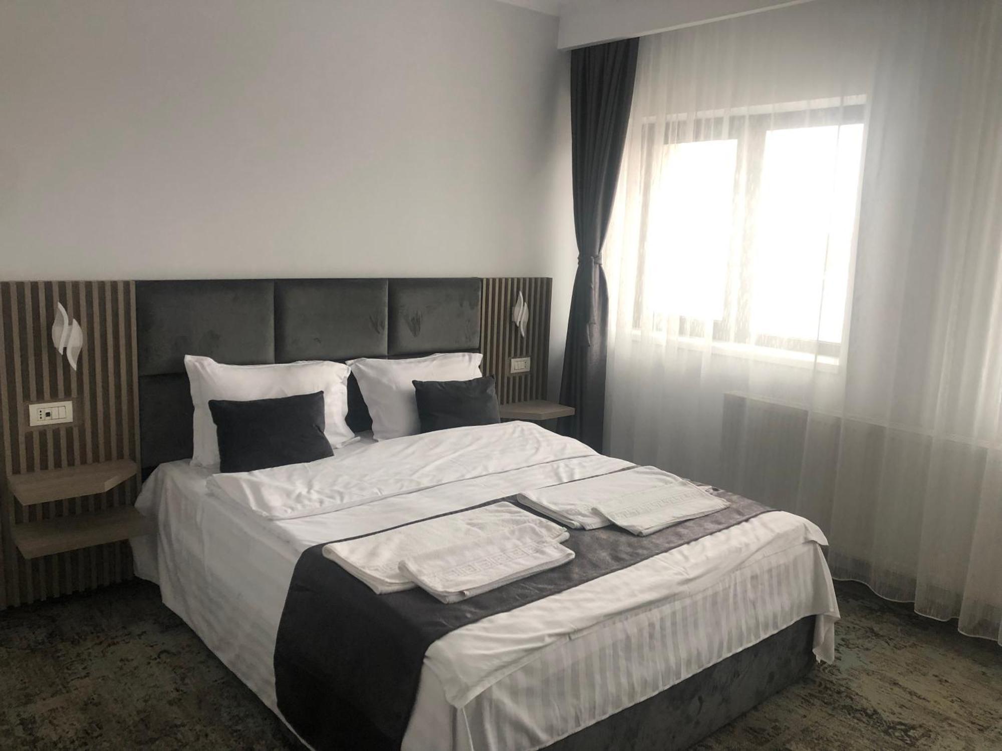 Sub Cetate Hotel Rîşnov Luaran gambar