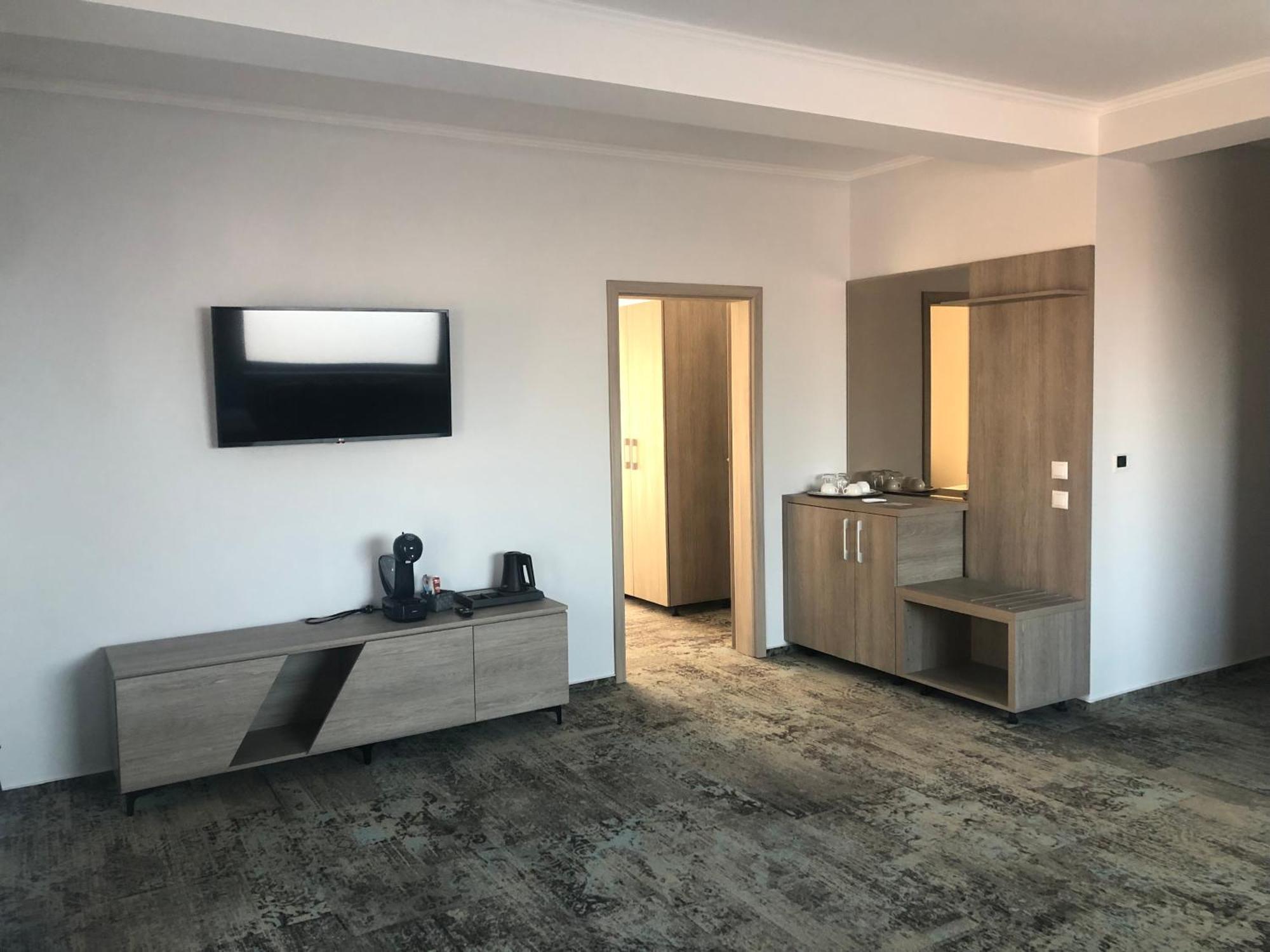 Sub Cetate Hotel Rîşnov Luaran gambar