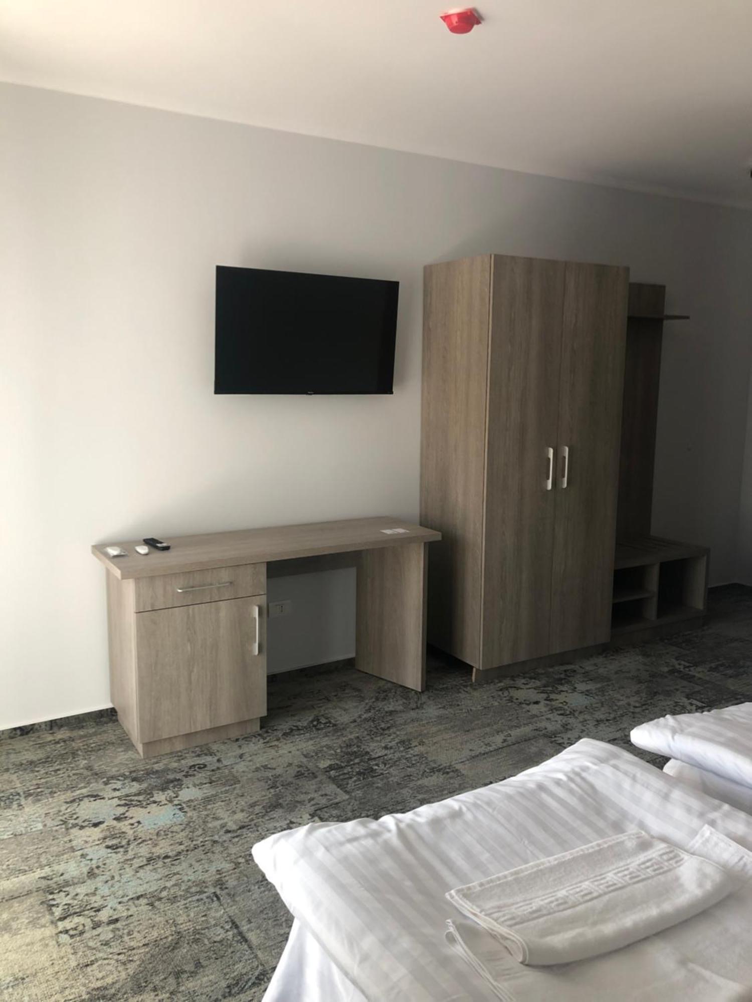 Sub Cetate Hotel Rîşnov Luaran gambar